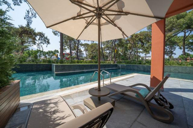 Mainbuilding Swim Up Junior
