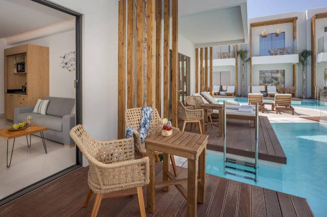 Deluxe Swim Up Suite