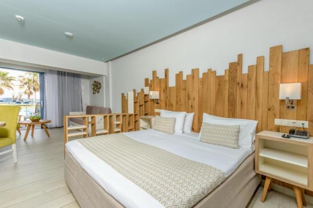Junior Suite Sea Front Sharing Pool