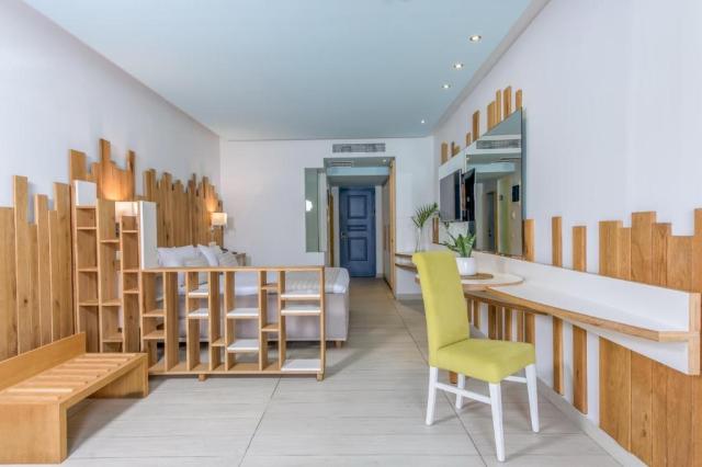 Junior Suite Sea Front Sharing Pool