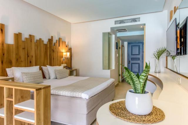 Junior Suite Sea Front Sharing Pool
