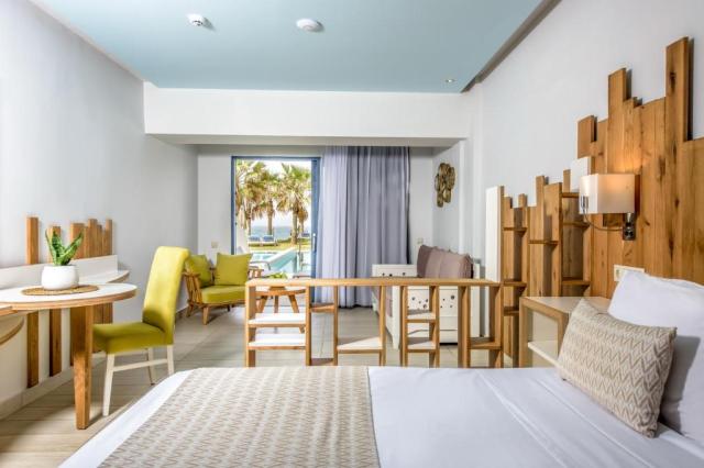 Junior Suite Sea Front Individual Pool