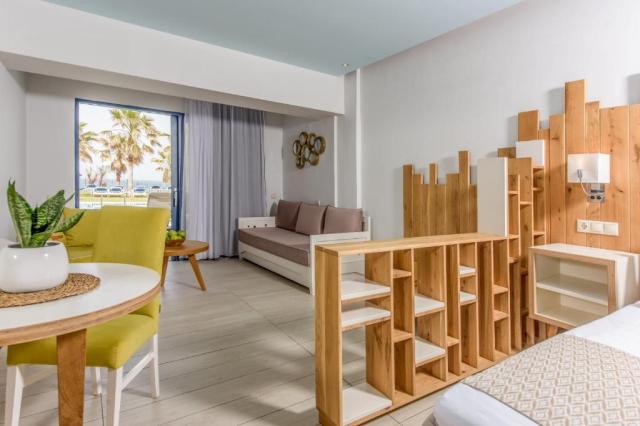 Junior Suite Sea Front Individual Pool