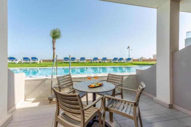 Suite Sea Front Sharing Pool Open Plan