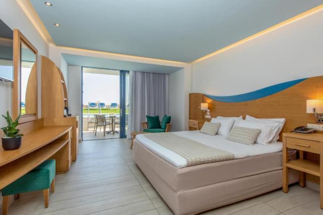 Suite Sea Front Sharing Pool Open Plan