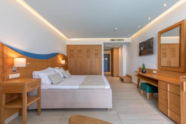 Suite Sea Front Sharing Pool Open Plan