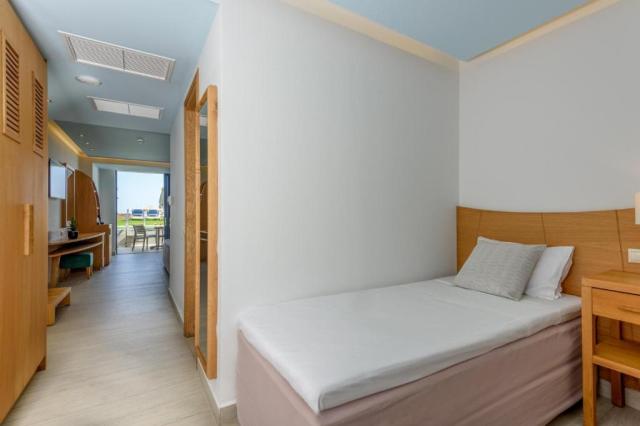 Suite Sea Front Sharing Pool Open Plan
