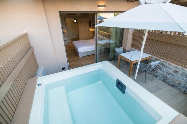 Classic Family Garden View Outdoor Hot Tub