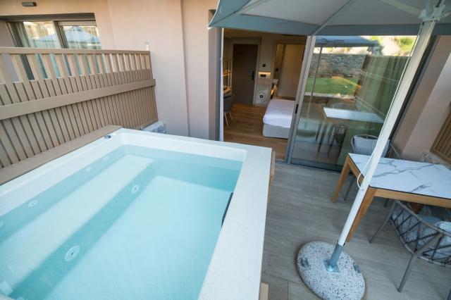 Classic Family Garden View Outdoor Hot Tub