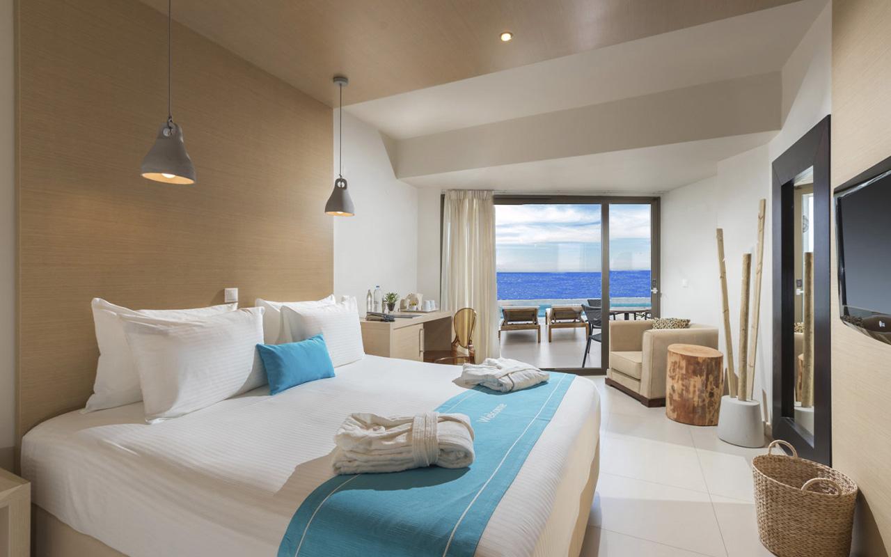 Cool Room with Infinity Pool (Shared)