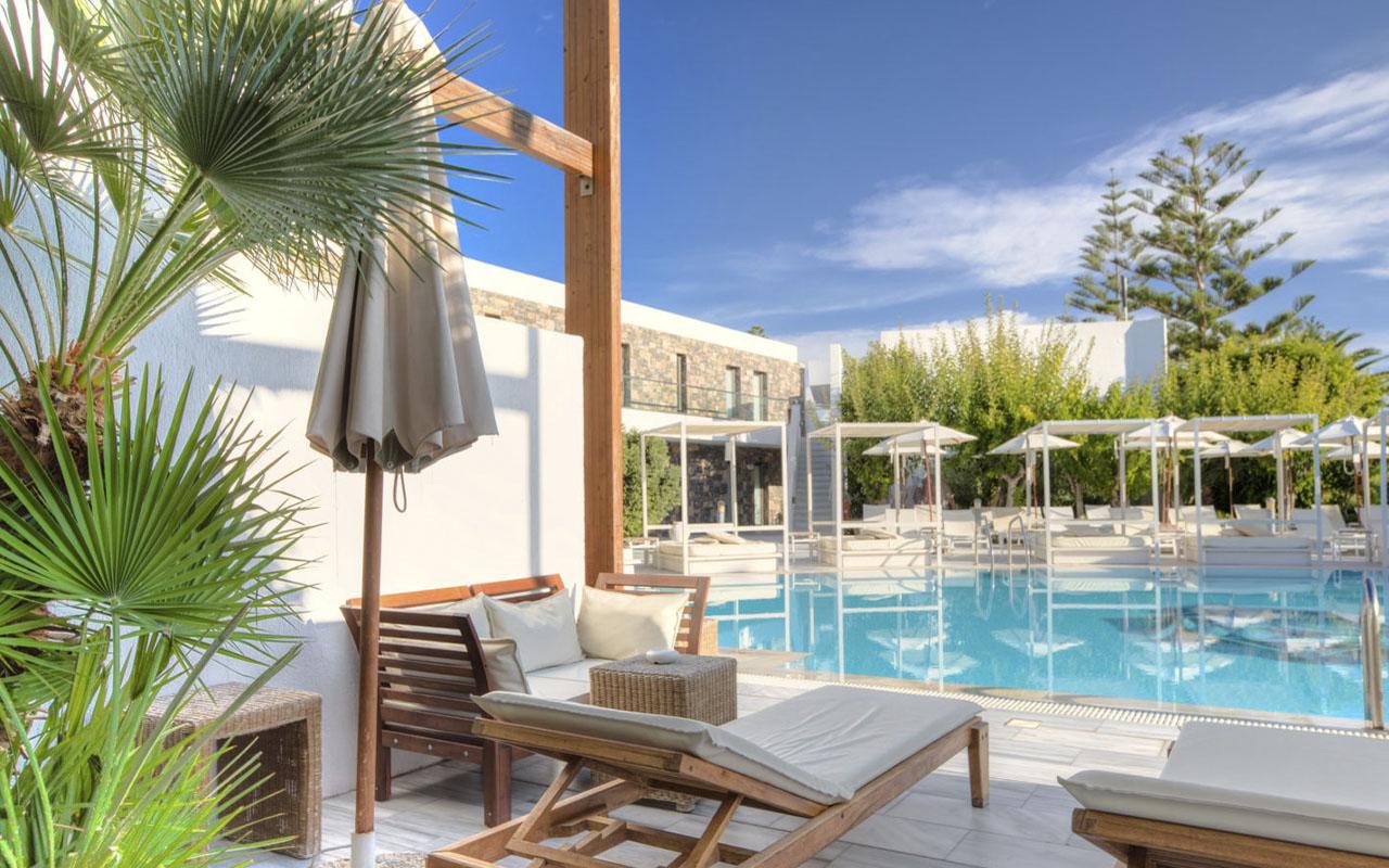 Casual Swim-Up Room