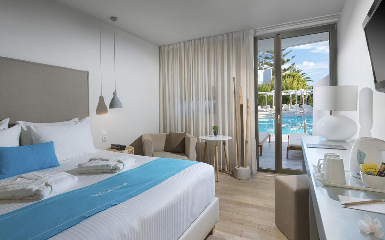 Casual Swim-Up Room