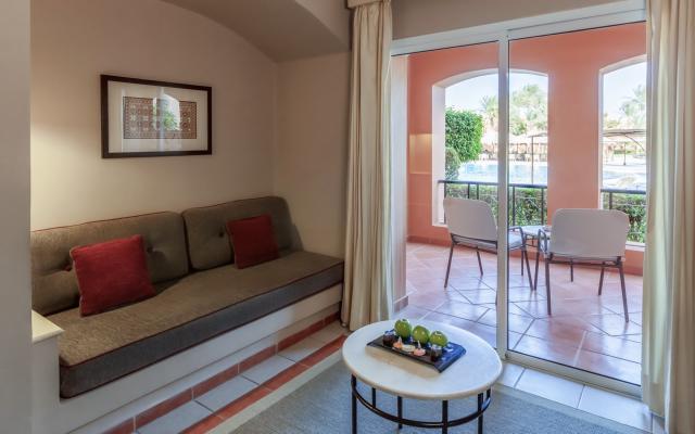 Deluxe Family Room Pool view