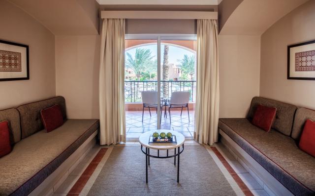 Deluxe Family Room Pool view