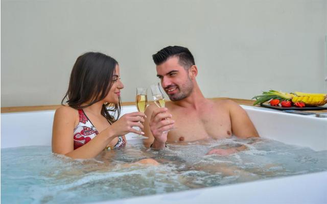 Suite Open Air Jacuzzi 3 PAX