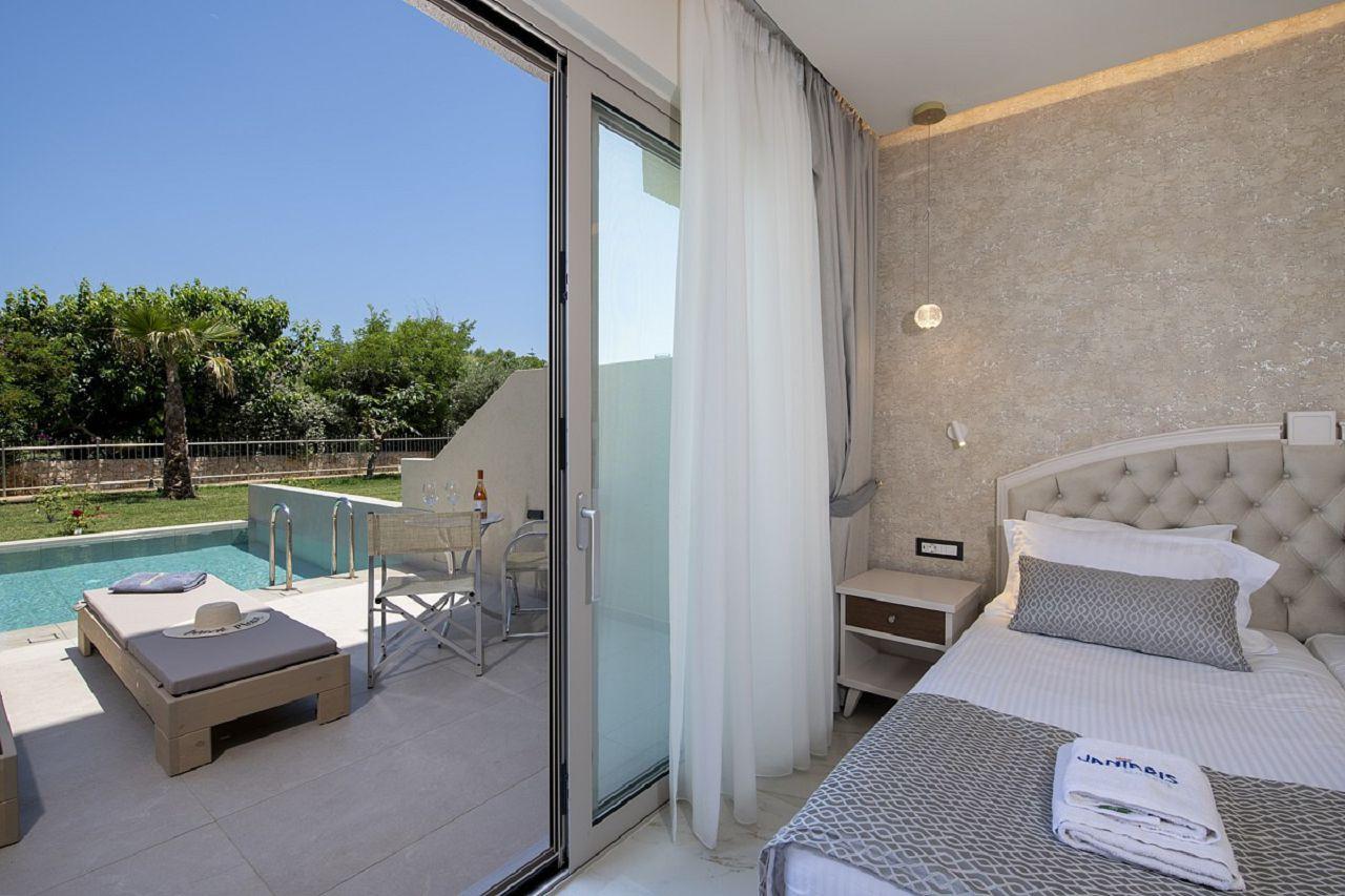 Junior Suite WEST with Individual Pool