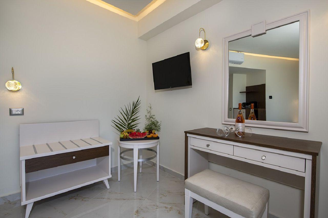 Junior Suite with Individual Pool