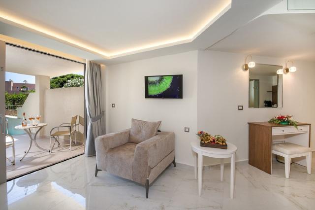 Deluxe Maisonette with Individual Pool