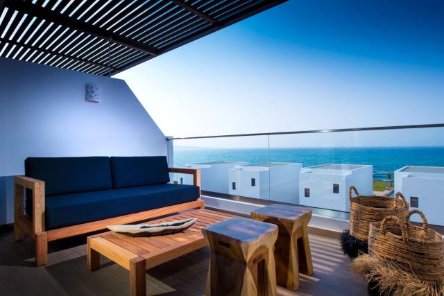 Deep Blu Guestroom Deluxe Sea View