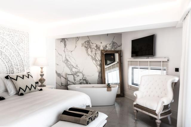 Island Honeymoon Sea Front Suite Pr.Pool & Outdoor Jacuzzi