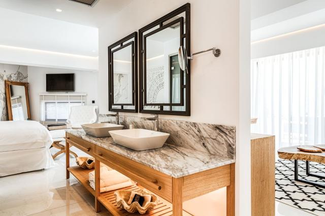 Island Honeymoon Sea Front Suite Pr.Pool & Outdoor Jacuzzi