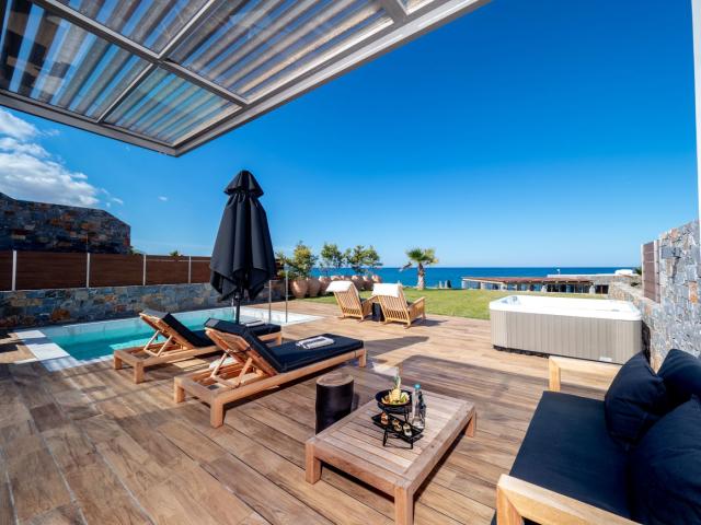 Island Honeymoon Sea Front Suite Pr.Pool & Outdoor Jacuzzi