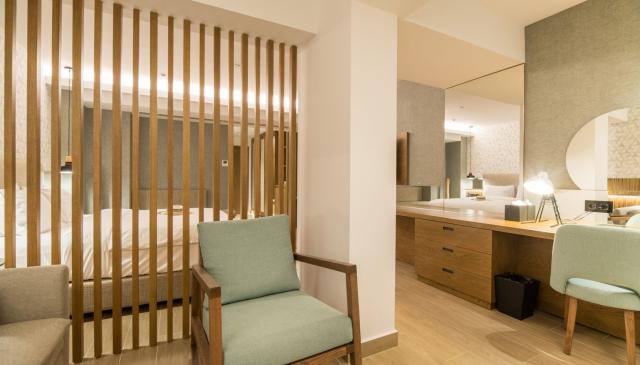 Azzure Junior Suite Outdoor Hot Tub Internal View