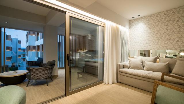 Azzure Junior Suite Outdoor Hot Tub Internal View