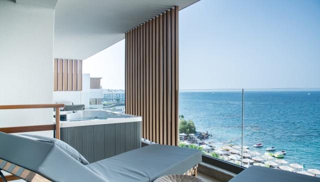 Dazzling Suite Sea View Outdoor Hot Tub
