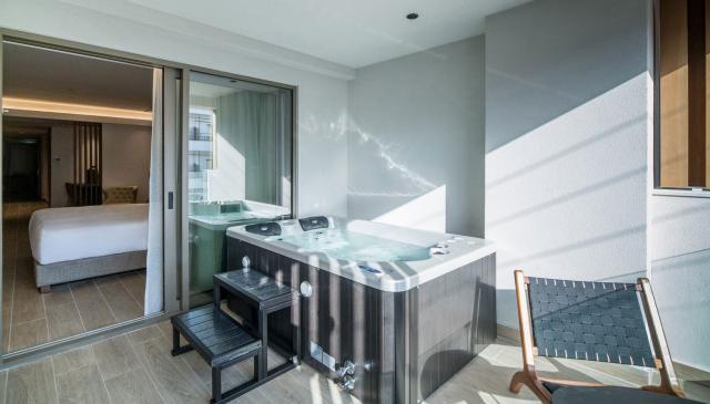 Urban Chic City View Outdoor Hot Tub