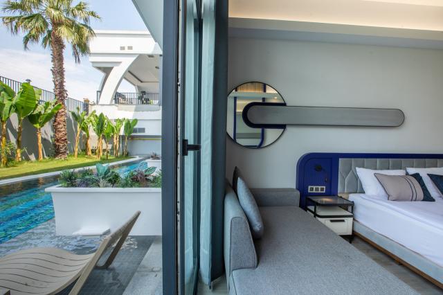  Swim Up Room