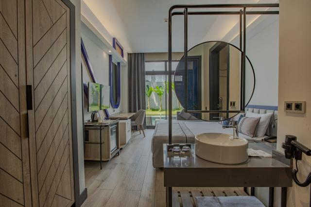  Swim Up Room