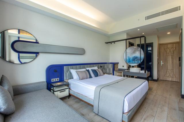  Swim Up Room