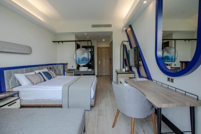  Swim Up Room