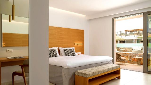 White Deluxe Swim Up Suite