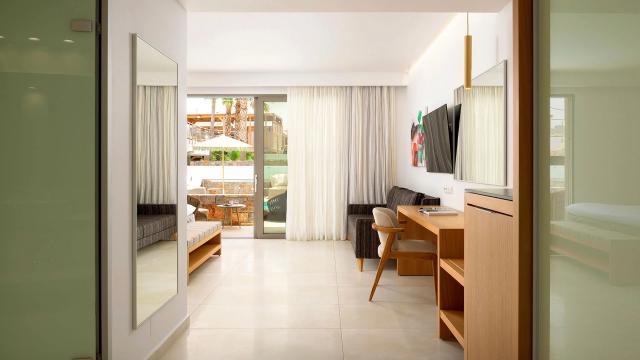 White Deluxe Swim Up Suite