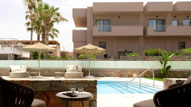 White Deluxe Swim Up Suite