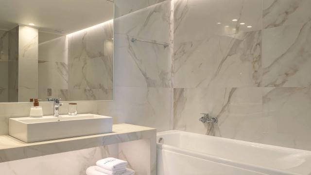 White Deluxe Swim Up Suite
