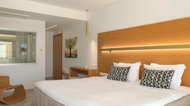 White Deluxe Suite Sea View