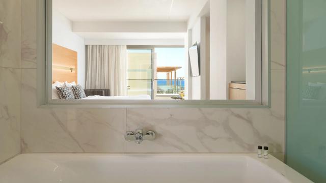 White Deluxe Suite Sea View