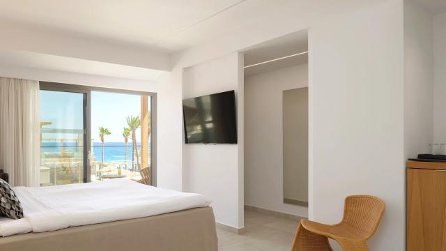 White Deluxe Suite Sea View