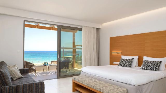 White Pearl Beachfront Suite FSV