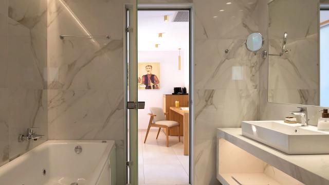White Pearl Beachfront Suite FSV