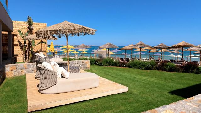 White Pearl Beachfront Suite FSV