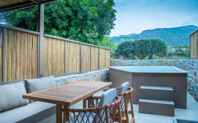 Classic Room Garden View with Outdoor Jacuzzi
