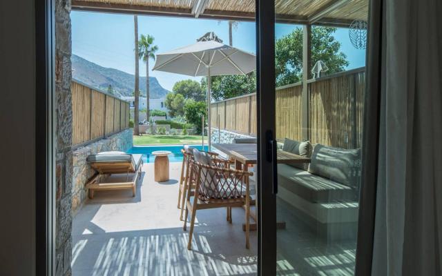 Family Room Garden View with Private Pool