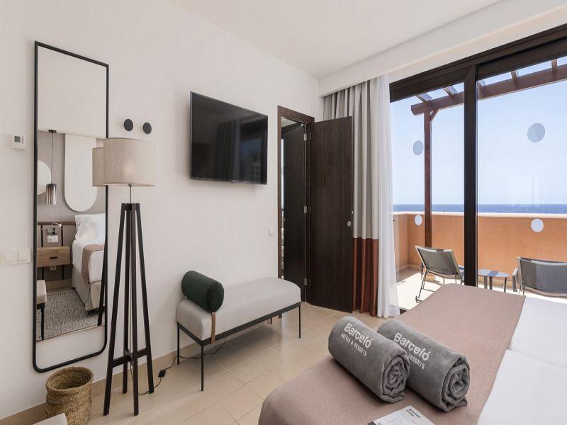 Deluxe Suite Sea View Front Main