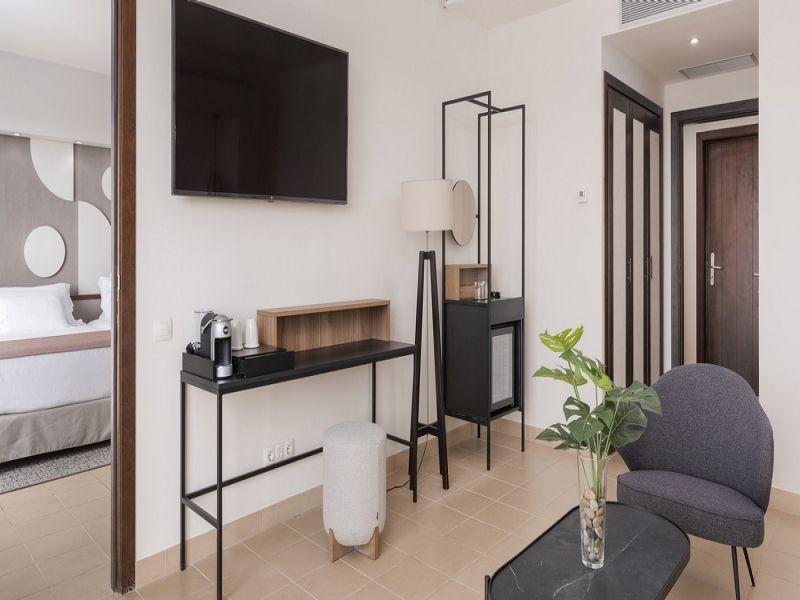 Deluxe Suite Sea View Front Main