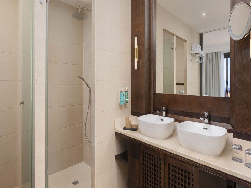 Deluxe Suite Sea View Front Main