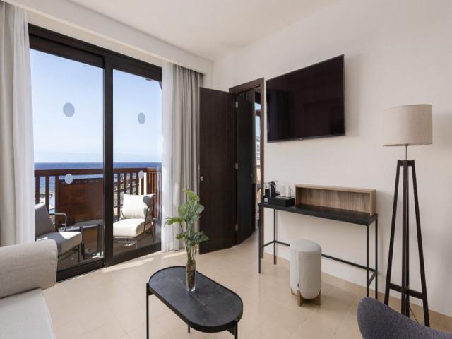 Deluxe Suite Sea View Front Main